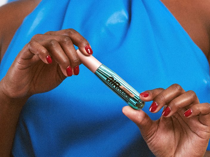 hands holding L'Oréal Paris Waterproof Air Volume Mega Mascara