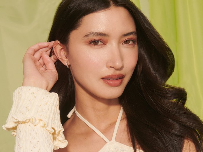 Picture of a model with dark, curled hair