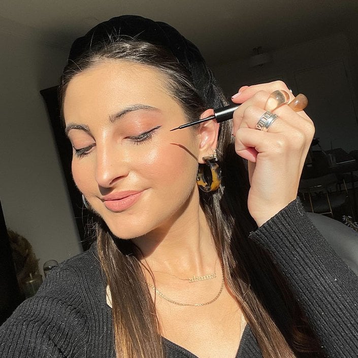 editor applying nyx matte liquid liner