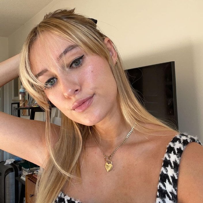 editor posing wearing nyx matte liquid liner